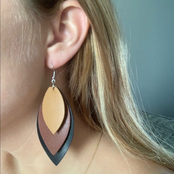 Leather dangle earrings - Picture 3 of 3